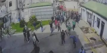 Sindicalistas de Camioneros protagonizaron un violento ataque contra una empresa en Avellaneda