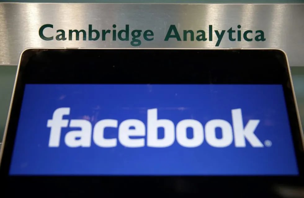 La consultora protagonista del escándalo de Facebook cerró sus puertas (AFP)