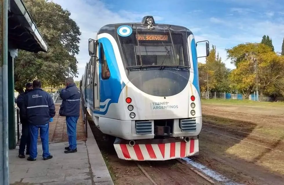 Arribo del Tren de las Sierras a la estación de Valle Hermoso, en una de las jornadas "a prueba".
