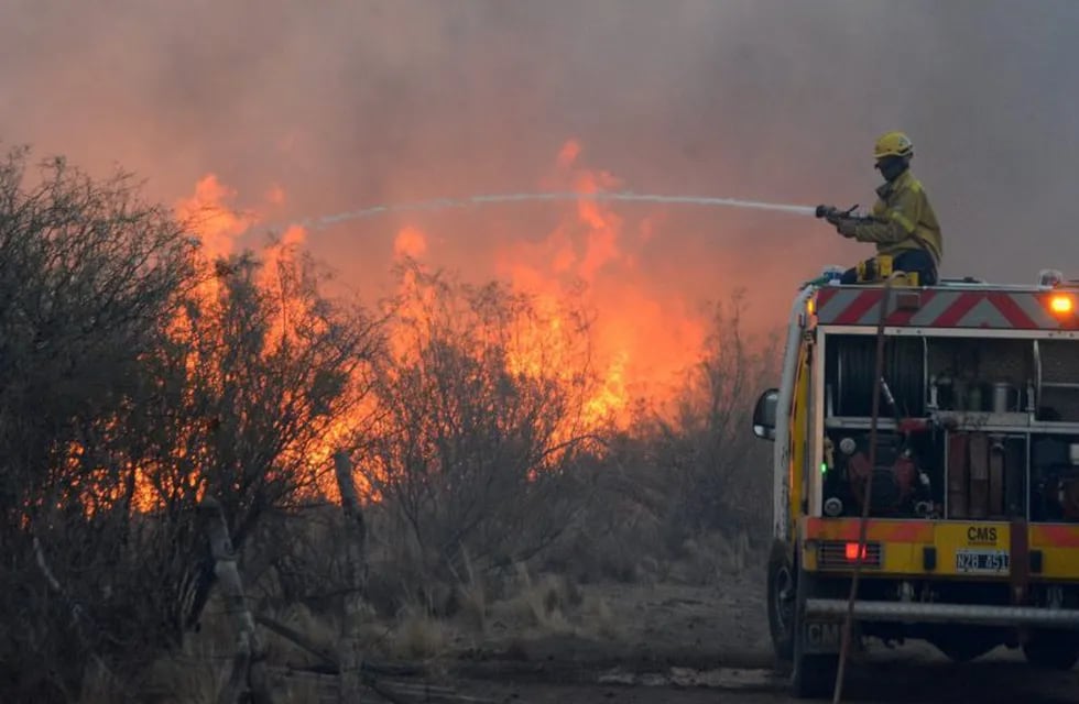 Bomberos trabajando para controlar los incendios forestales en San Luis