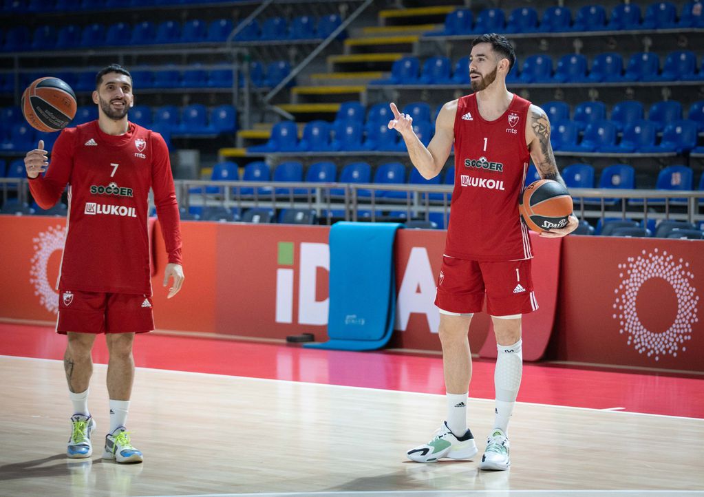 Facundo Campazzo y Luca Vildoza, los dos argentinos del Estrella Roja de Serbia entrenan para visitar al Olympiacos de Grecia. (@kkcrvenazvezda)