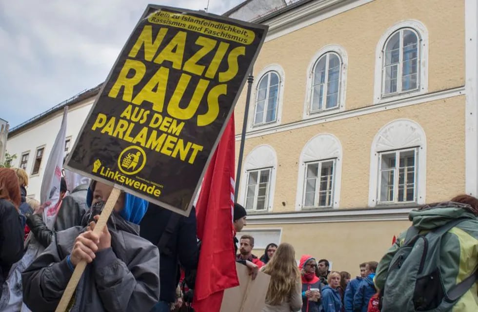 (FILES) This file photo taken on April 18, 2015 shows protesters gathering outside the house where Adolf Hitler was born during the anti-Nazi protest in Braunau Am Inn, Austria.nThe house in Austria where Adolf Hitler was born is to be torn down to stop it from becoming a neo-Nazi shrine, authorities said on October 17, 2016 after years of bitter legal wrangling. / AFP PHOTO / JOE KLAMAR