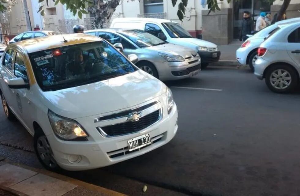 Taxista llegando a su parada en el centro de Posadas. (MisionesOnline)