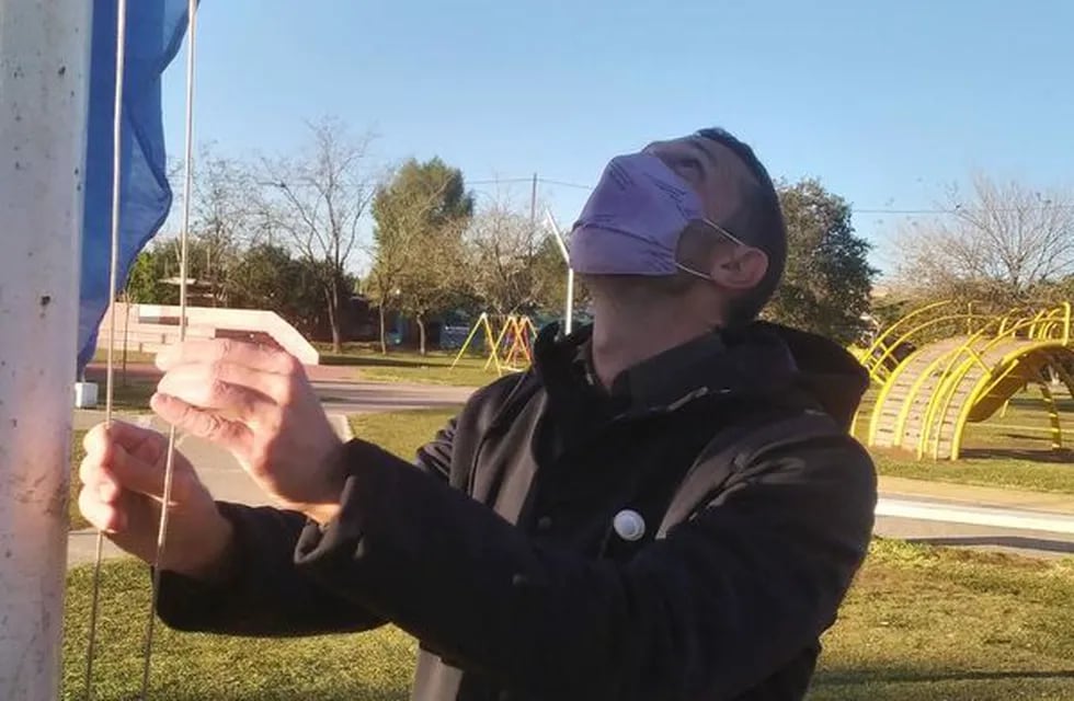 Izamiento de la bandera en la Plaza de Cabín 9