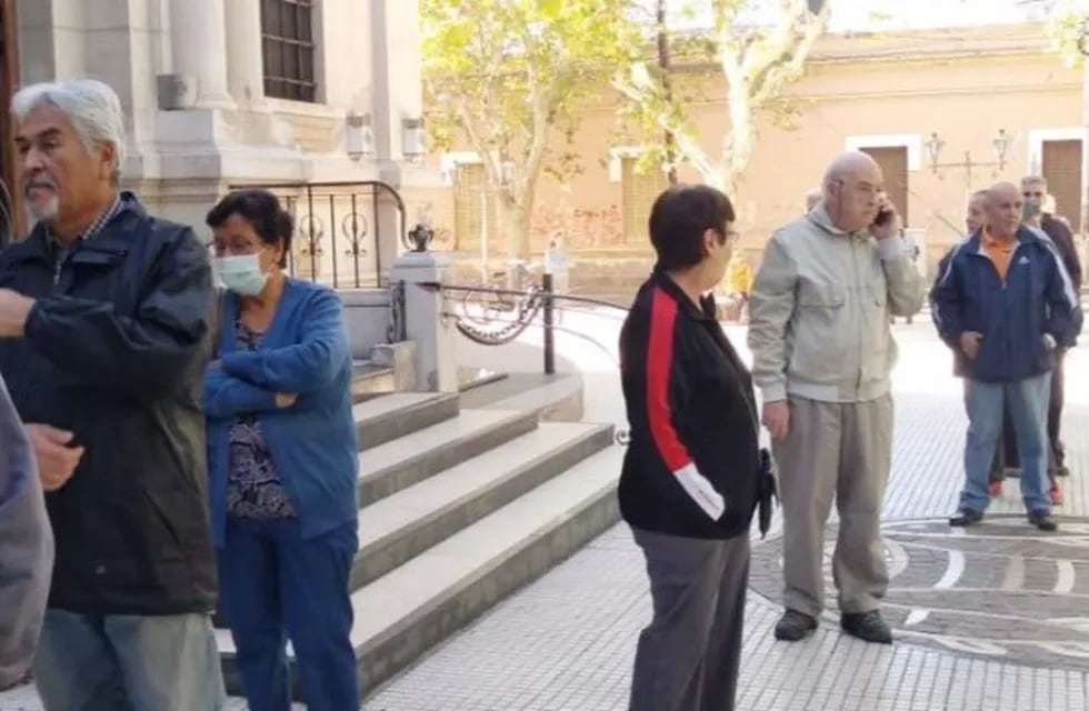 vacunan en iglesias a los adultos mayores en Mendoza