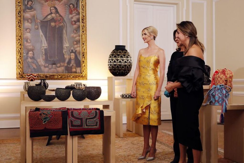 La primera dama de Colombia, María Juliana Ruiz conversa con Ivanka Trump este martes mientras observan artesanías durante una visita a la Casa de Nariño en Bogotá (Colombia). EFE/Mauricio Dueñas Castañeda