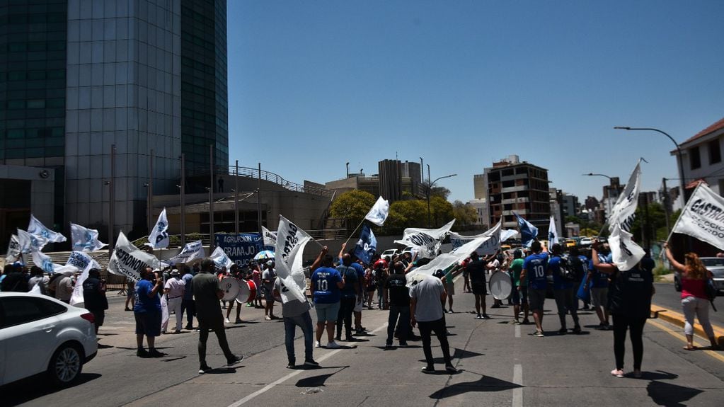 Trabajadores se manifestaron para impedir el cierre del tradicional hotel. (Foto: Pedro Castillo)