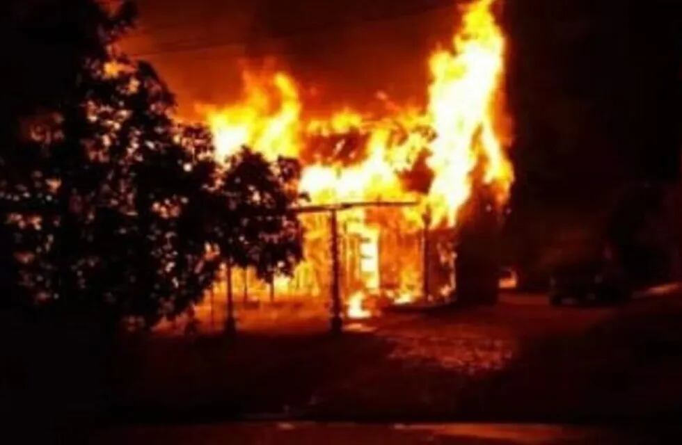 Incendio en Nochebuena dejó con lo puesto a una familia en Eldorado.