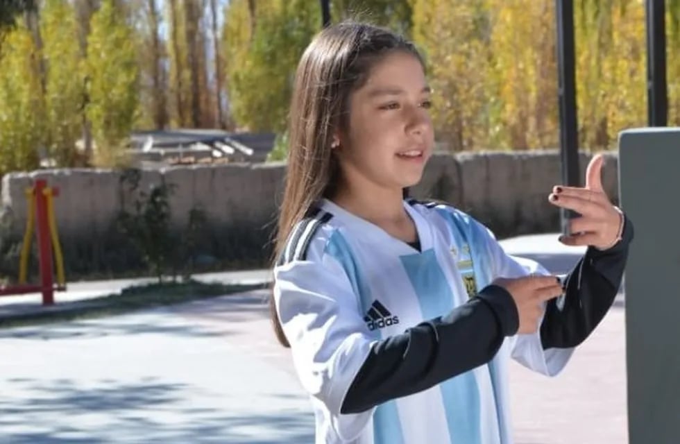 Candela López tiene 10 años, es sanjuanina y progragonizará el video del Himno Nacional en lengua de señas que estrenará el próximo 25 de mayo.