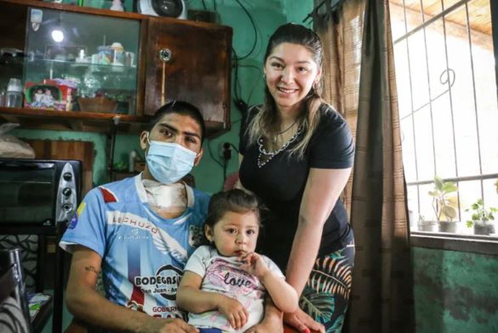 Blas Díaz y su familia, tras el accidente en moto que casi le costó la vida.