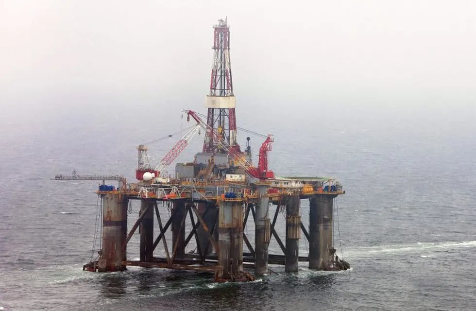 Plataforma petrolífera.  El Gobierno argentino aprobó que empresas petroleras participen en la explotación, de los recursos naturales en la cuenca de las islas Malvinas.