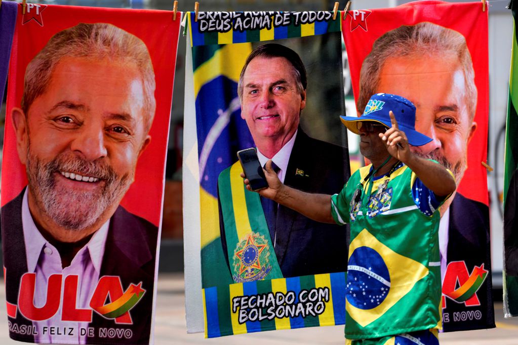 Los afiches de campaña de Lula y Bolsonaro. Foto: AP/Eraldo Peres.