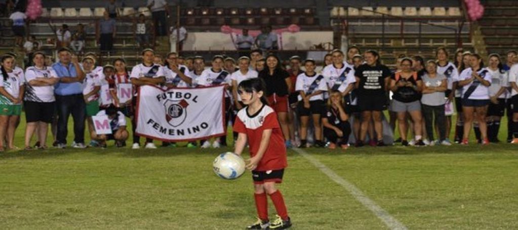 El partido inaugural del torneo femenino de fútbol en Posadas se jugó este año en cancha de Guaraní. (Guaraní)