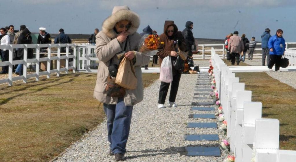 Familiares de caídos argentinos en la guerra de las Malvinas visitan la tumba de sus seres queridos en el cementerio de Darwin. Se espera que los vuelos humanitarios a las islas puedan reestablecerse,