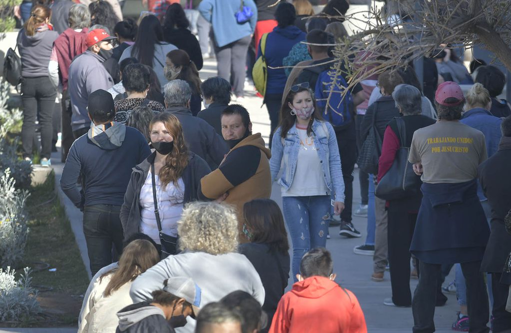 Aumento de casos positivos Covid 19 en Mendoza
Largas filas y demoras para sacar turnos para ser atendido y para acceder a la farmacia del Hospital Central.


Foto: Orlando Pelichotti