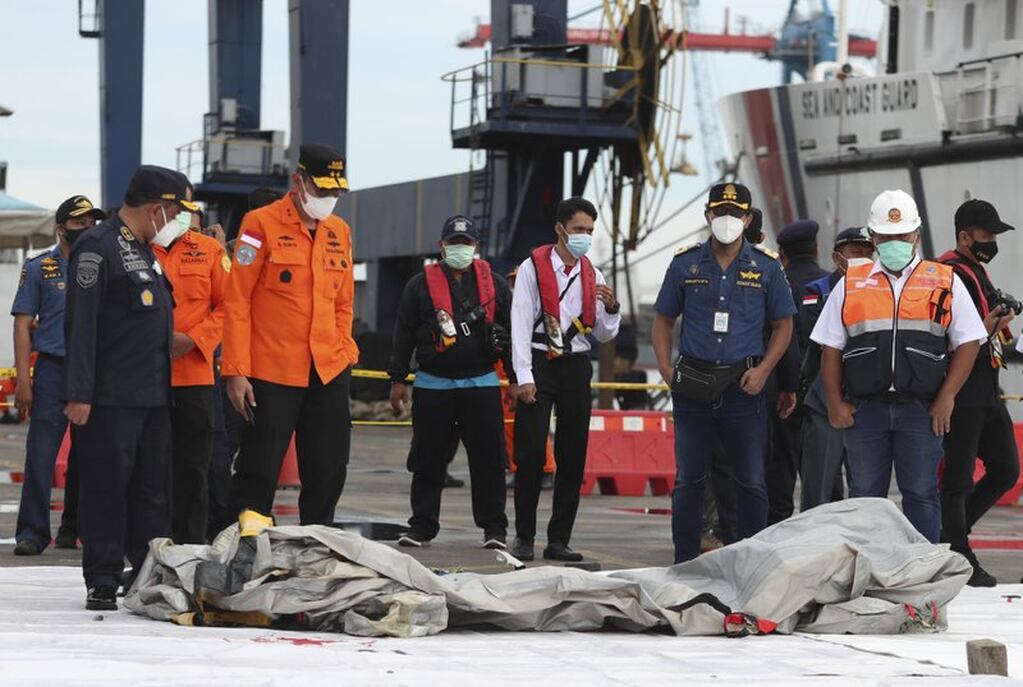 Los rescatistas indonesios sacaron piezas del avión, ropa y restos de metal del mar de Java, después de que un Boeing 737-500 con 62 personas a bordo se estrellara poco después de despegar de Yakarta.