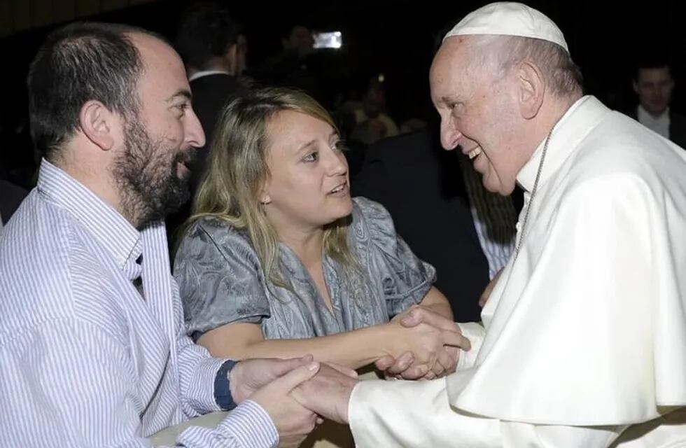 Sobral y su pareja junto al Papa Francisco\nCrédito: Facebook