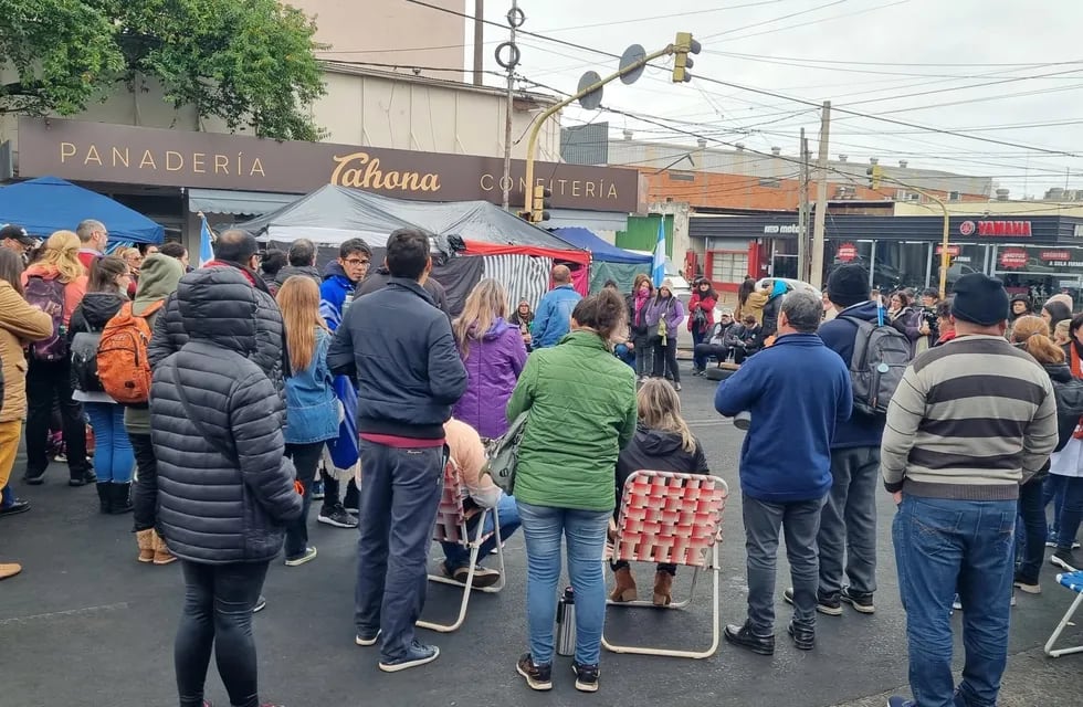 Los docentes continúan las protestas sobre la Av. Uruguay de Posadas.