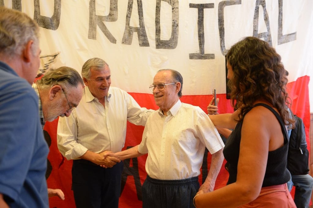 Experimentados dirigentes radicales recibieron al presidente del partido, Gerardo Morales, en Bahía Blanca.