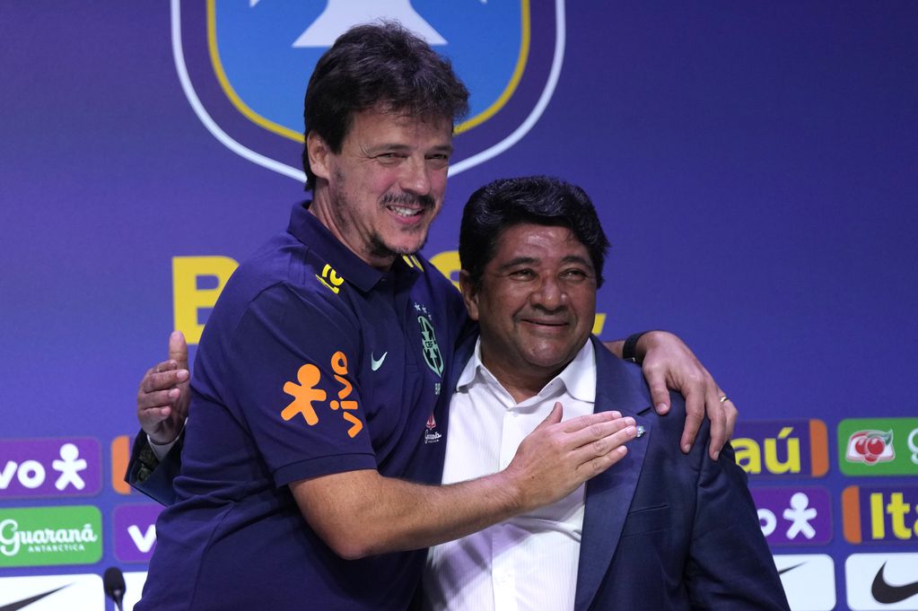 Fernando Diniz (izquierda), técnico de la selección de Brasil, y Ednaldo Rodrigues, presidente de la Confederación Brasileña de fútbol, se abrazan durante una rueda de prensa, el miércoles 5 de julio de 2023, Río de Janeiro (imagen de archivo). Foto: AP/Silvia Izquierdo