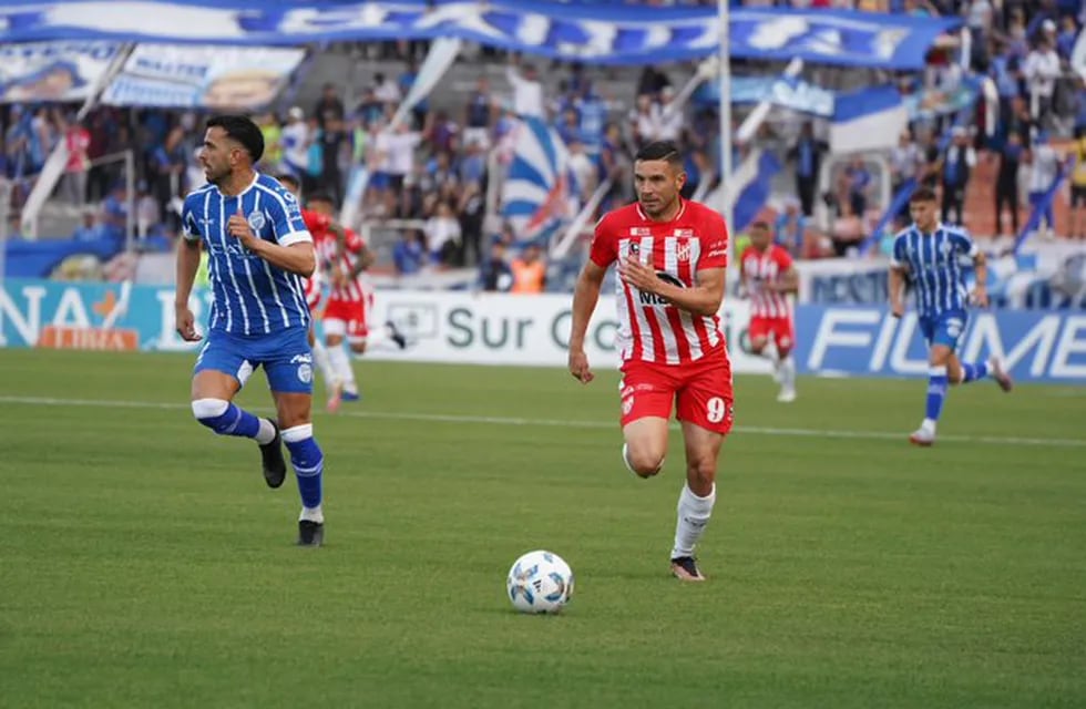 Maravilla Martínez en acción. Participó en el gol de Instituto, que se trae un buen punto de Mendoza (Prensa Instituto).