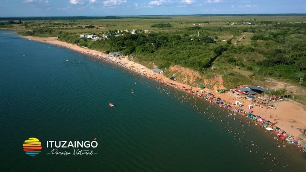 Uno de los paradores más concurridos entre el río Paraná, aquí Lago de Yacyretá, la arena de la playa y la vegetación de la zona. (Tur. Ituzaingó)