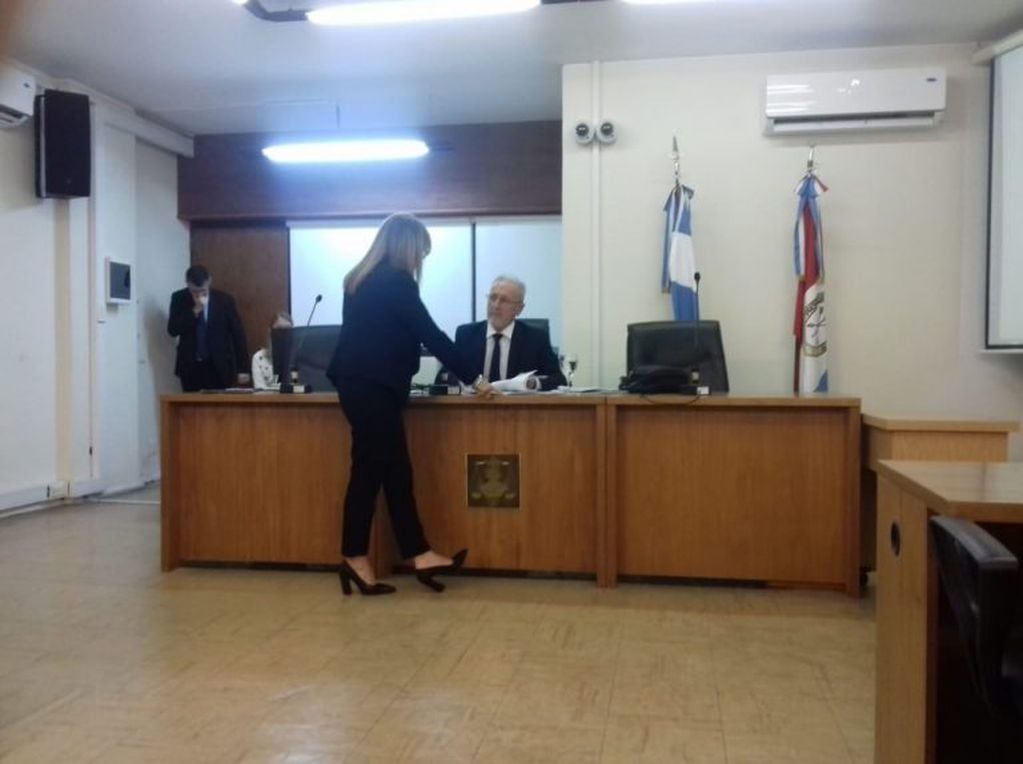 La fiscal Ángela Capitanio muestra algunas evidencias al juez Osvaldo Carlos. (Vía Rafaela)