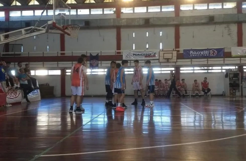 Clásico sub 15 de basquet entre Argentino y San Martín de Marcos Juárez.