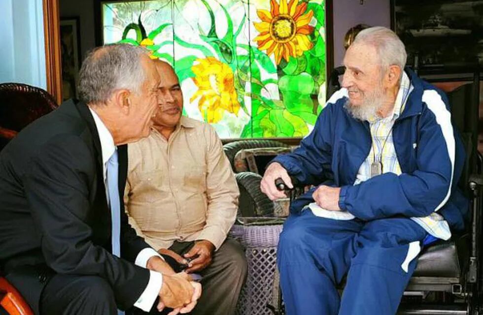 Fidel Castro con el presidente de Portugal, Marcelo de Sousa.