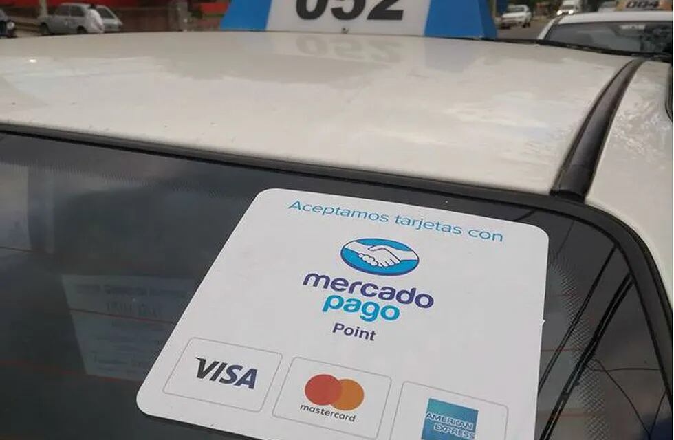 En Río Ceballos, los taxis comenzaron a recibir tarjetas de débito o crédito para pagar los viajes.