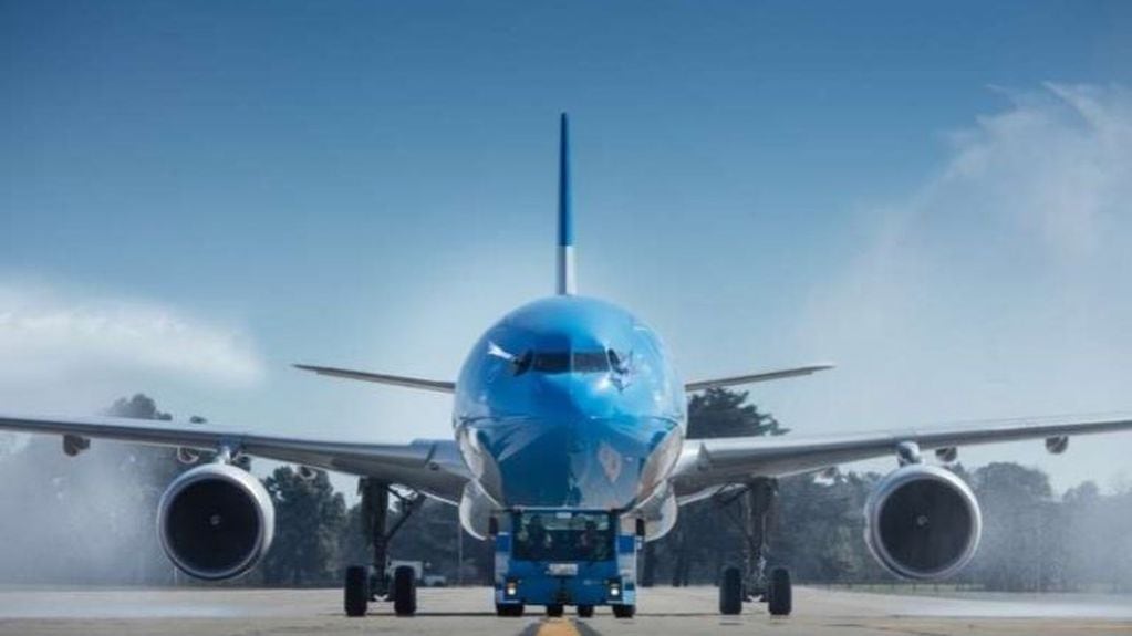 “El Gobierno argentino, a través de su línea aérea de bandera Aerolíneas Argentinas, ya tiene preparada toda la logística para traer a partir del 22 de diciembre la vacuna a la Argentina”