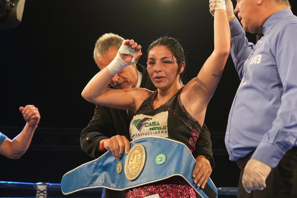 Karen Alaniz se impuso en fallo mayoritario a la tucumana, Lucrecia Manzur y conquistó el título Argentino superpluma. Fue una pelea muy pareja y disputada.