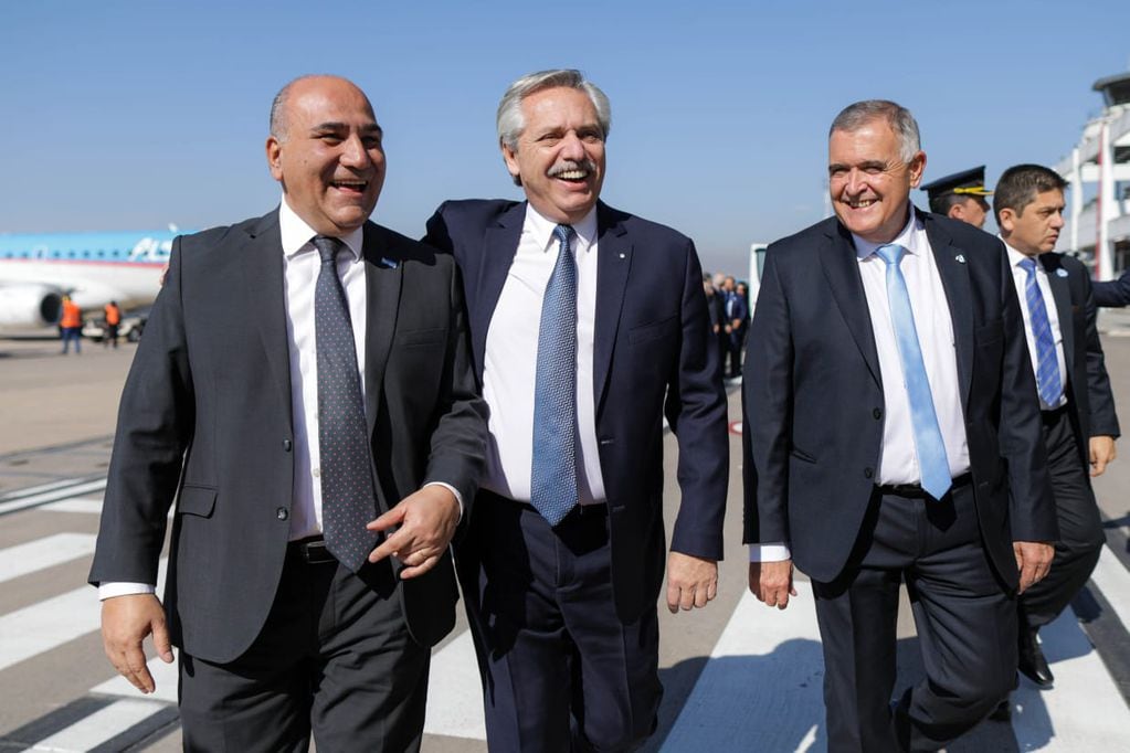 Alberto Fernández junto al Jefe de Gabinete, Juan Manzur, y el gobernador de Tucumán,