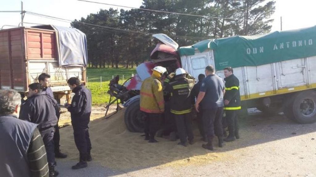 Personal de Bomberos de quequén trabajaron para liberar al conductor atrapado en la cabina del camión