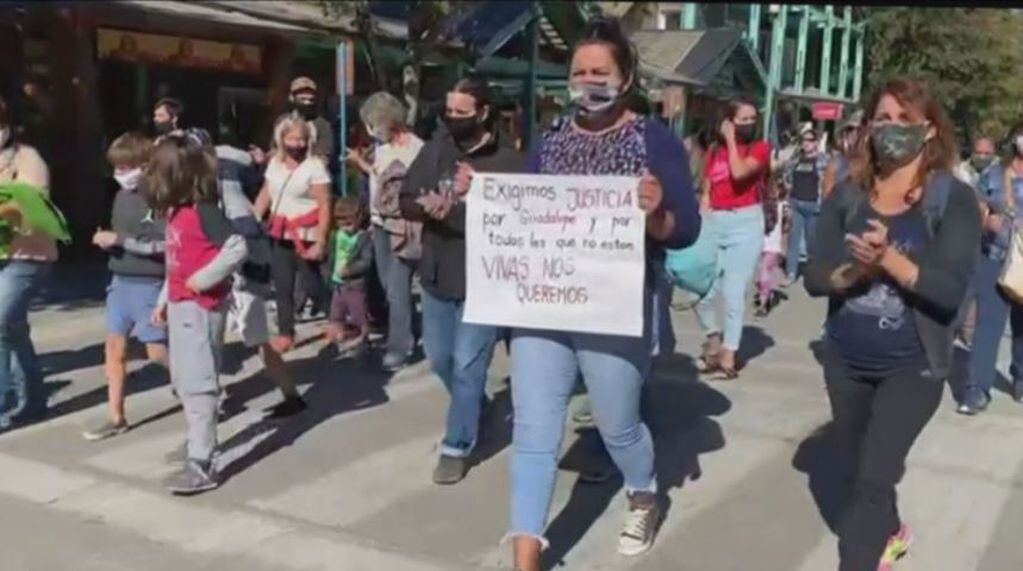 Masiva marcha pidiendo justicia por el femicidio de Guadalupe en Villa La Angostura.