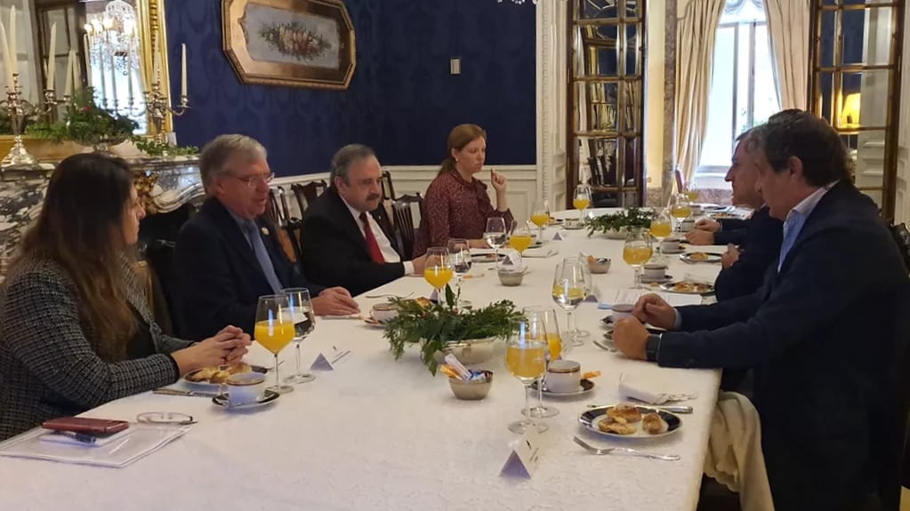 El embajador de la República Argentina ante el Reino de España, Ricardo Alfonsín, ofreció un almuerzo en la residencia oficial.