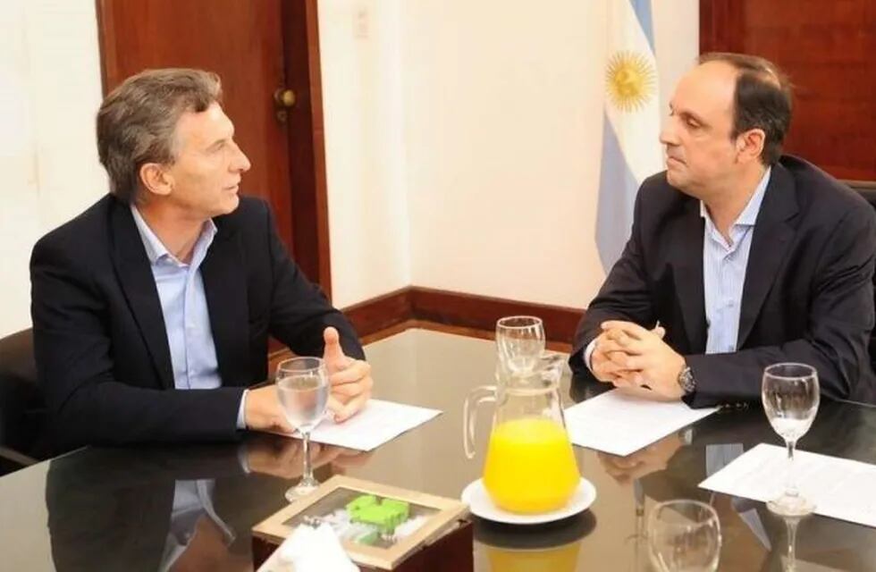 El presidente Mauricio Macri reunido con el intendente de Santa Fe y titular de la Unión Cívica Radical, José Corral.