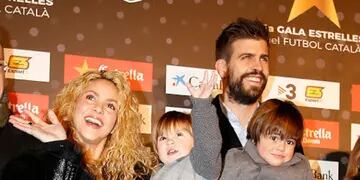 Shakira y Piqué con sus hijos, Milan y Sasha.