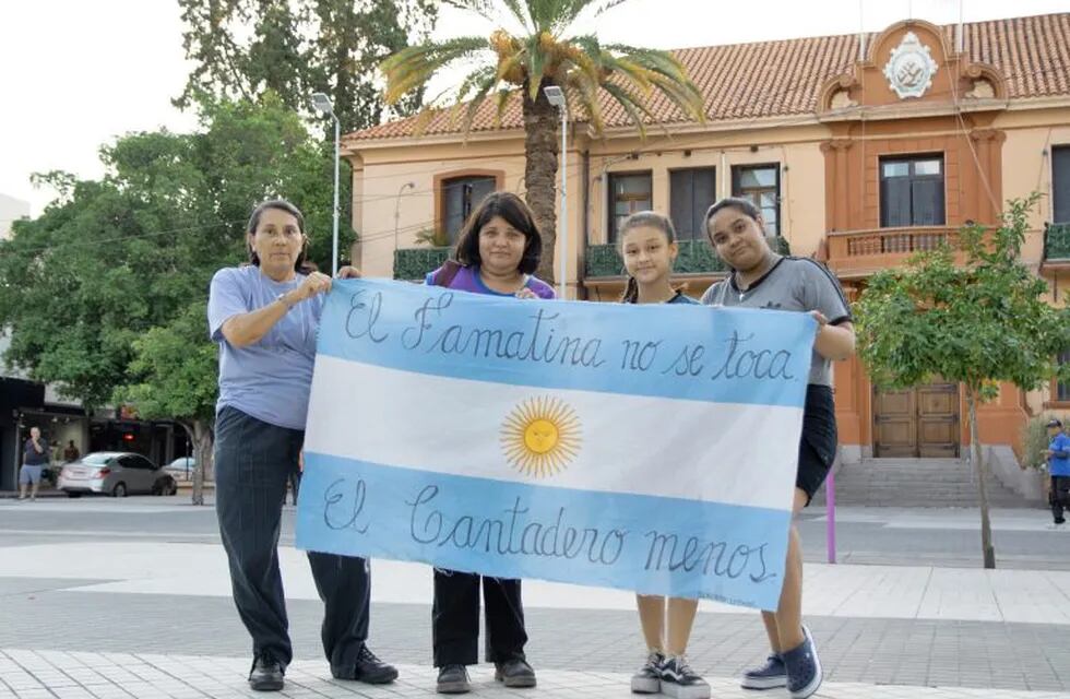 Un grupo de riojanos salió a respaldar la lucha \nantiminera en Mendoza