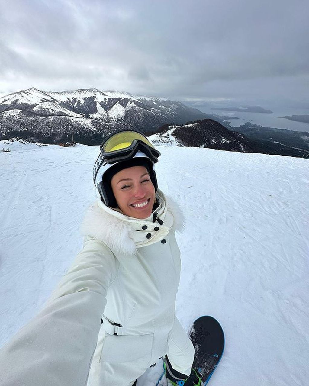 Pampita hizo snowboard con un look total white