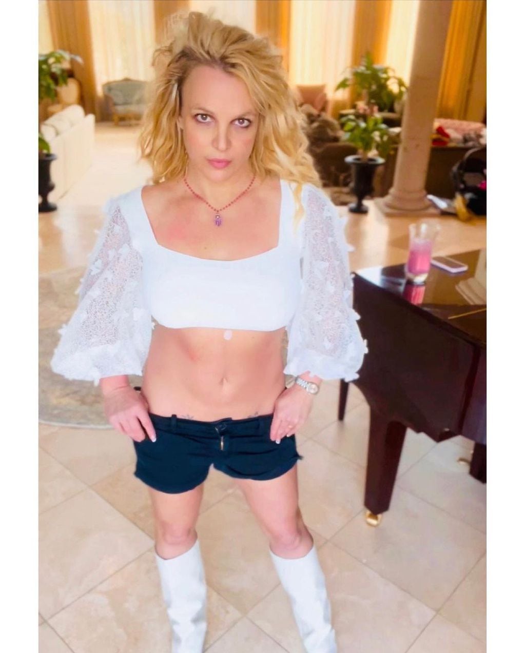 Britney Spears colapsó Instagram con un look para el infarto: mini short, bucaneras y top blanco.