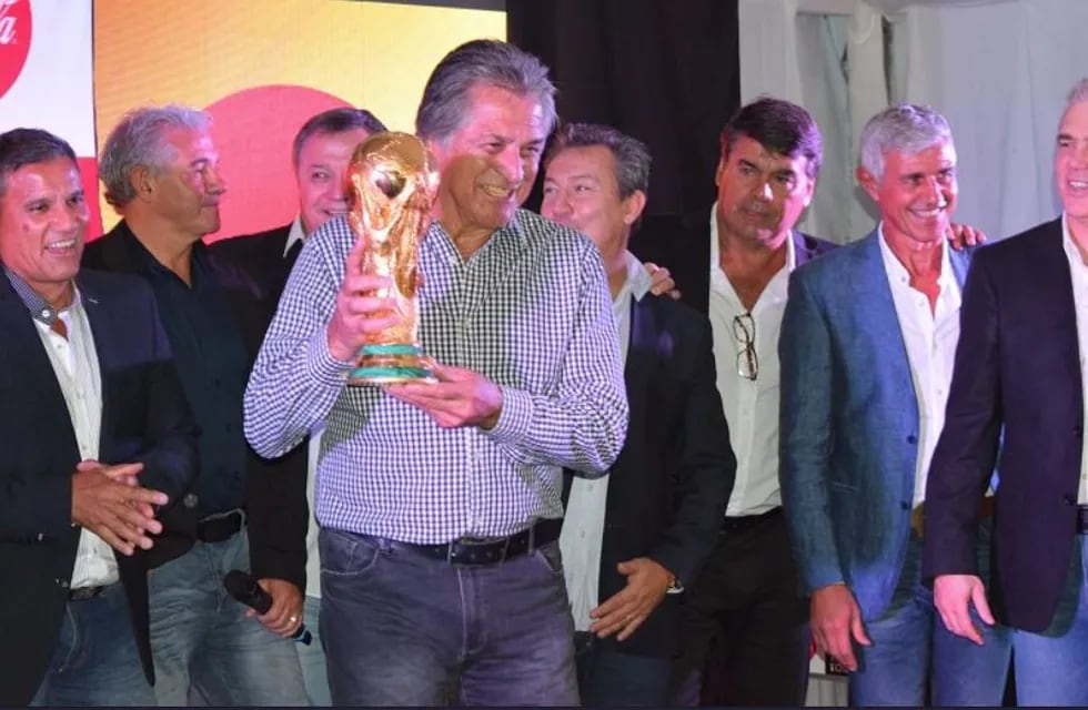Ubaldo Fillol, con Copa en mano, en uno de los tantos eventos mundialistas de los que fue parte. Estará en el Monumental junto a La Scaloneta. / archivo