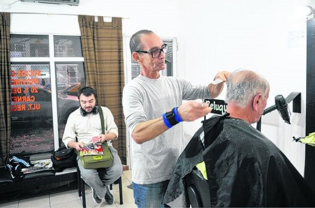 El padre de Marco Ruben trabajando en su peluquería. (Web)