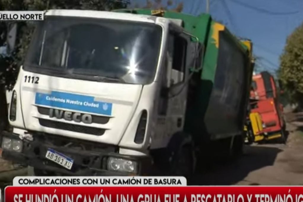 Córdoba: se hundió una calle, un camión de basura quedó atrapado en un bache y la grúa que fue a rescatarlo terminó de igual manera (Captura de video).