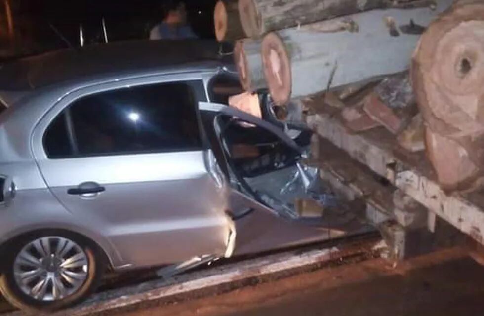 El auto que chocó al camión cargado de madera en Posadas.