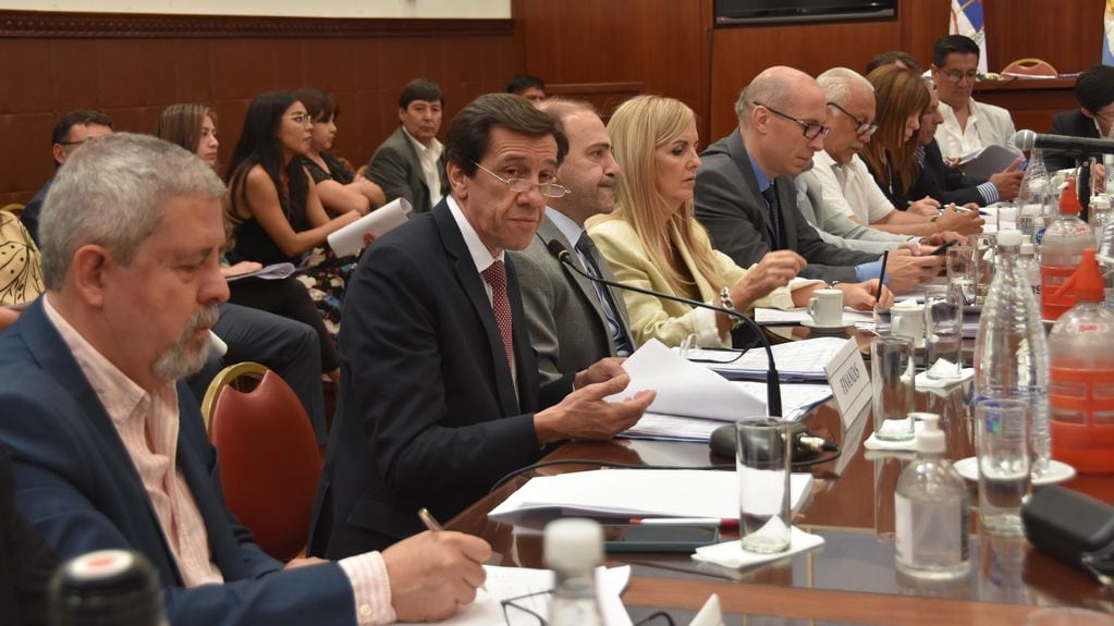 El diputado Guido Luna (izq.) presentó ante los miembros de la Comisión de Finanzas al ministro Carlos Sadir, quien a continuación expuso detalles del presupuesto 2023 para la Provincia de Jujuy.