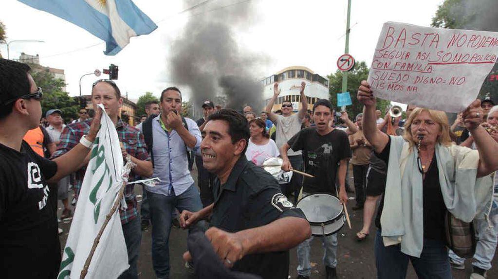La Bonaerense. Policías y familiares se manifiestan en reclamo de aumentos salariales, en la Capital, La Plata (DyN). 