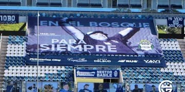 Gimnasia empató sin goles ante Huracán y se clasificó en una jornada cargada de homenajes a Diego Maradona.
