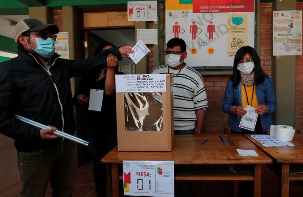 AME1216. LA PAZ (BOLIVIA), 14/10/2020.- Fotografía de archivo del 9 de octubre de 2020 que muestra a un ciudadanos durante un simulacro de votación con medidas de bioseguridad, en La Paz (Bolivia). La integridad de los derechos electorales, generar garantías a los votantes y no poner en riesgo la vida de las personas a causa del coronavirus son algunos de los desafíos a los que se enfrenta Latinoamérica, la región más golpeada por la pandemia, que debe celebrar en los próximos meses varias citas electorales en medio de una profunda polarización política y social. EFE/ Martín Alipaz ARCHIVO