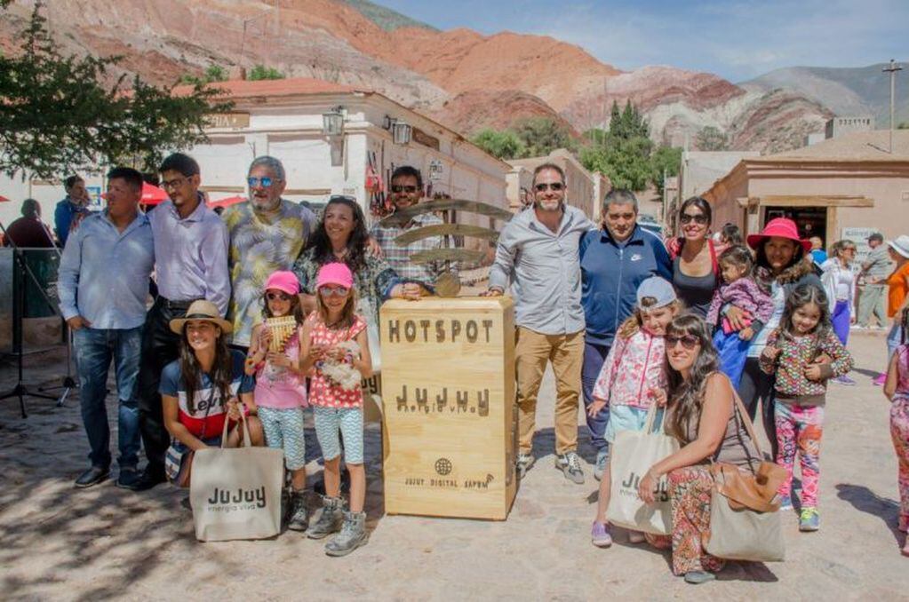 Autoridades provinciales y de la localidad dieron la bienvenida a los primeros turistas de la temporada de verano 2019 en Purmamarca.